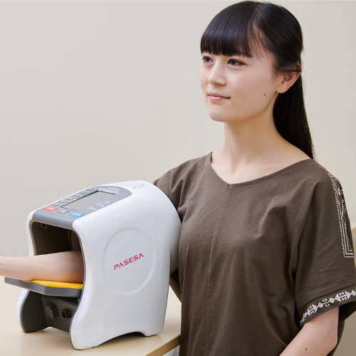 座位のままで血管硬化度が測れるオンリーワン装置